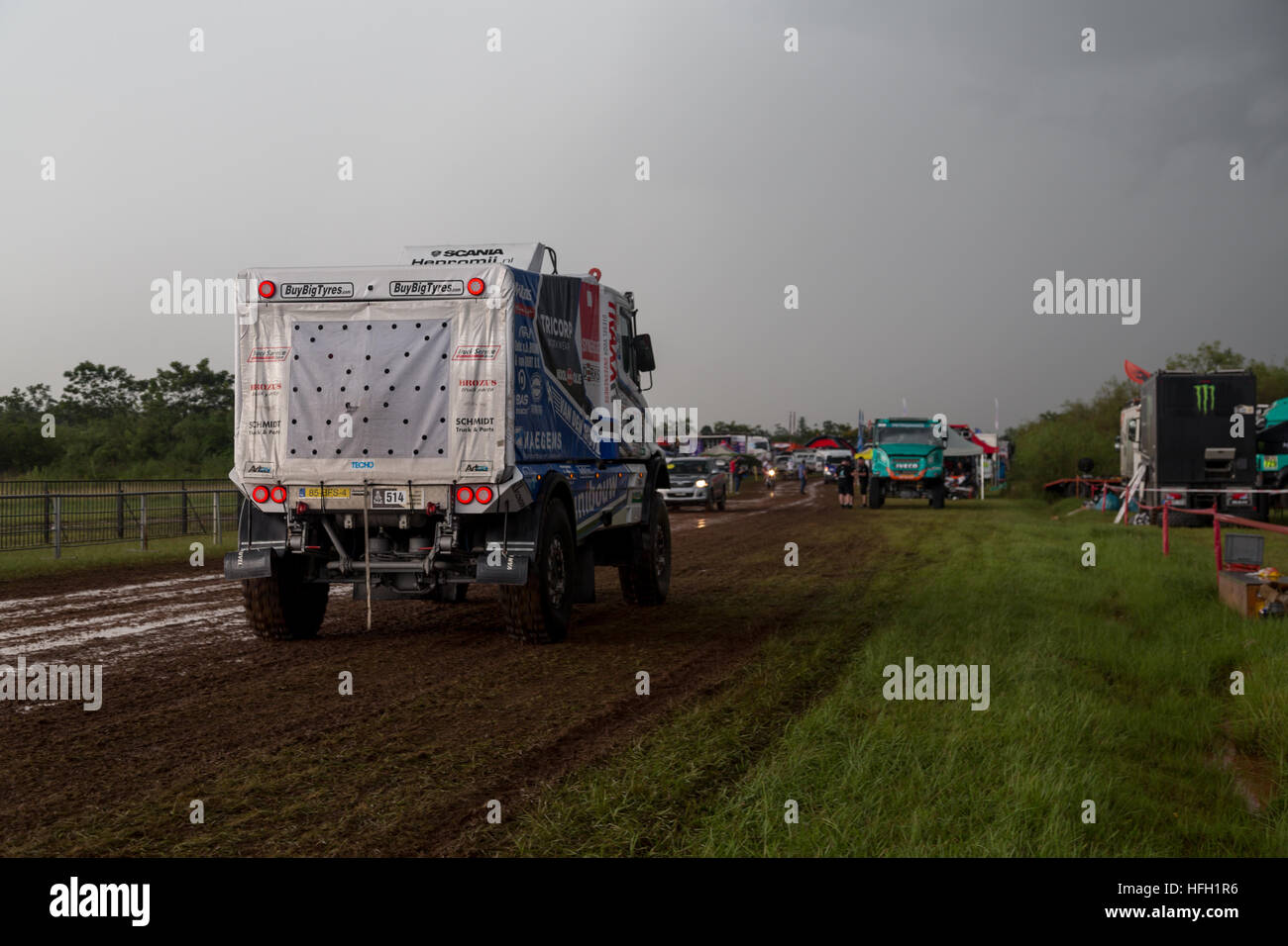 Asuncion, Paraguay. 30 dicembre 2016. Vista del 514 - Dakarspeed (driver: Maurik Van Den Heuvel) camion sotto le nuvole pesanti, visto durante la giornata di esame tecnico al Dakar Rally Waiting Park 2017, Nu Guazu Airbase, Luque, Paraguay. Credit: Andre M. Chang/Alamy Live News Foto Stock