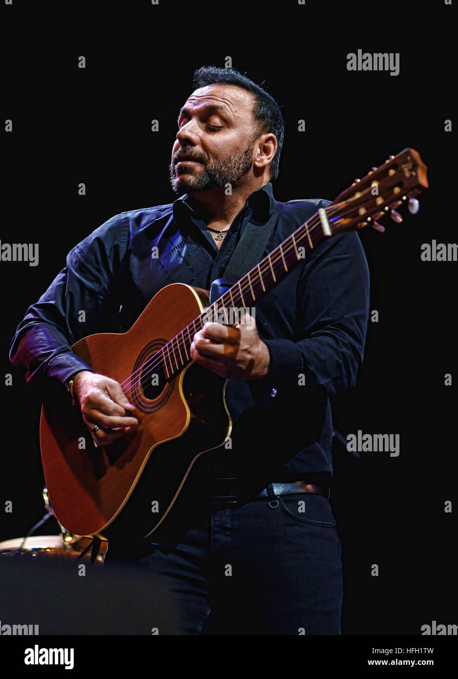 Hamilton, ON, Canada. 24 Novembre, 2016. 24 Novembre 2016 - Hamilton, Ontario, Canada. Internazionalmente rinomato artista di registrazione Pavlo Simtikidis esegue in scena presso lo Studio di Hamilton Place. Photo credit: Brent Perniac/AdMedia © Brent Perniac/AdMedia/ZUMA filo/Alamy Live News Foto Stock