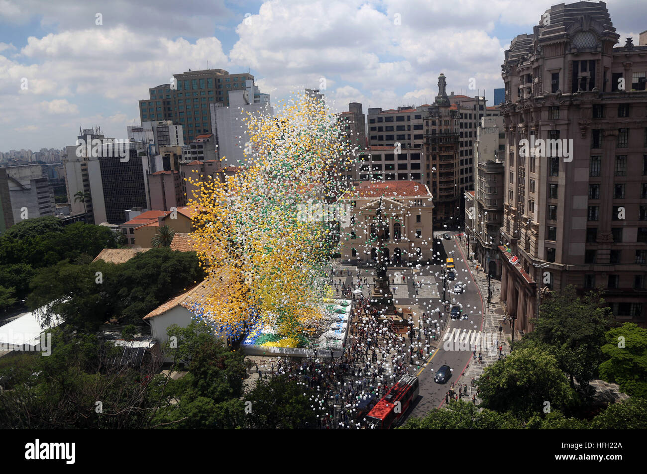 Sao Paulo, Brasile. 30 Dic, 2016. I membri dell'associazione commerciale di Sao Paulo rilasciare oltre 50.000 palloncini per festeggiare la fine dell'anno nel centro di Sao Paulo, Brasile, il 30 dicembre, 2016. © Rahel Patrasso/Xinhua/Alamy Live News Foto Stock