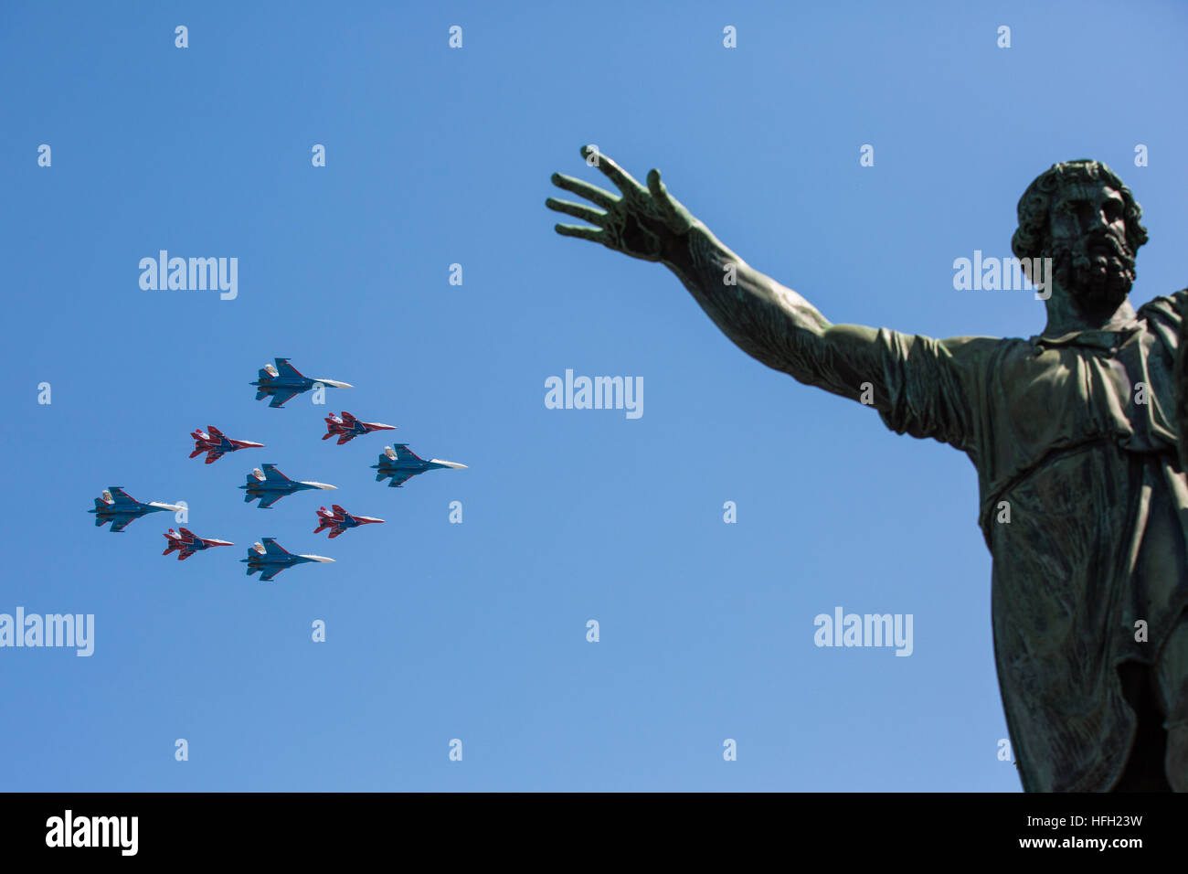 Pechino, la Russia. 9 maggio 2016. Jet militari volare in formazione durante la vittoria parata del giorno a Mosca, Russia, 9 maggio 2016. © Bai Xueqi/Xinhua/Alamy Live News Foto Stock