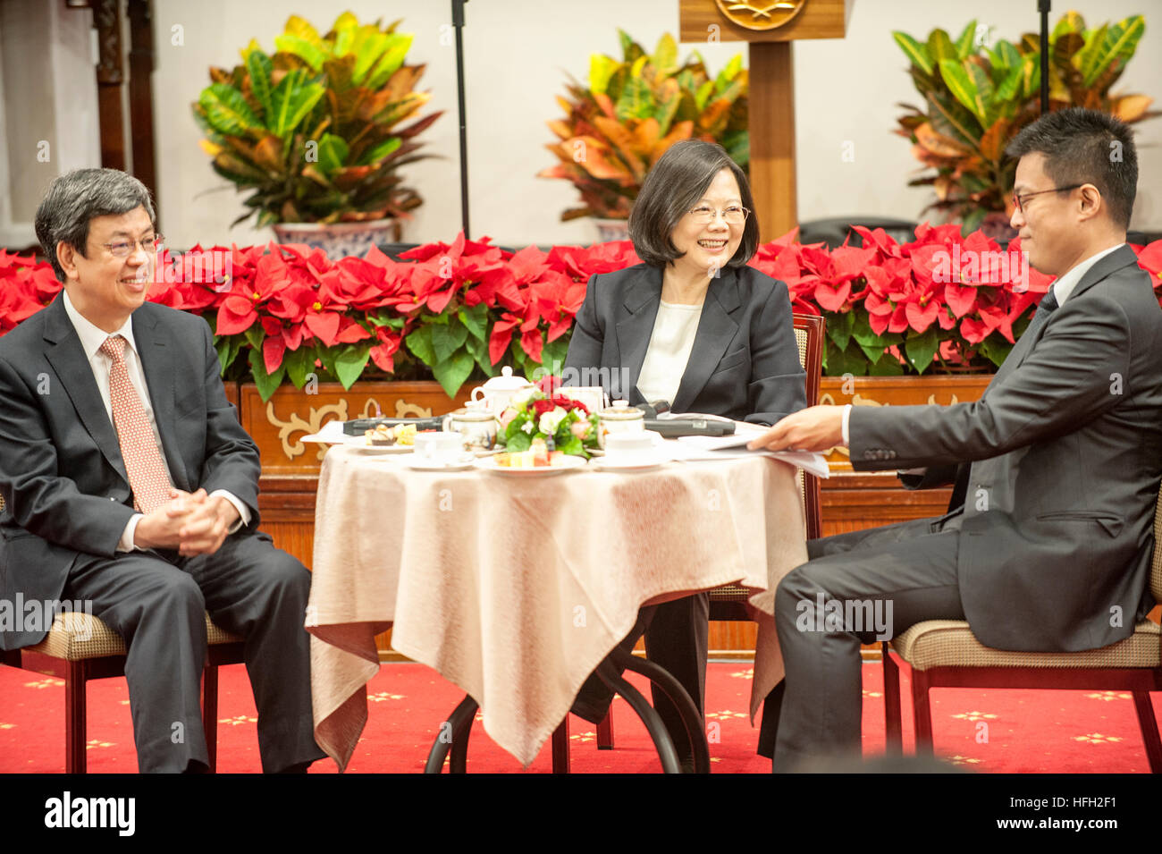 Repubblica di Cina (Taiwan) Presidente Tsai Ing-wen risponde alle domande a fine anno press briefing con la stampa internazionale di Taiwan presidenziali ufficio, Taipei, Taiwan, Sabato, Dicembre 31, 2016. Presidente Tsai ha parlato di mantenere la pace con la Repubblica popolare cinese e di Taiwan il desiderio di calma e razionale la discussione con la Cina. Nella foto è raffigurato il Presidcent Tsai Ing-wen (centro), Vice Presidente Chen Chien-jen (sinistra) e il portavoce. Foto Stock