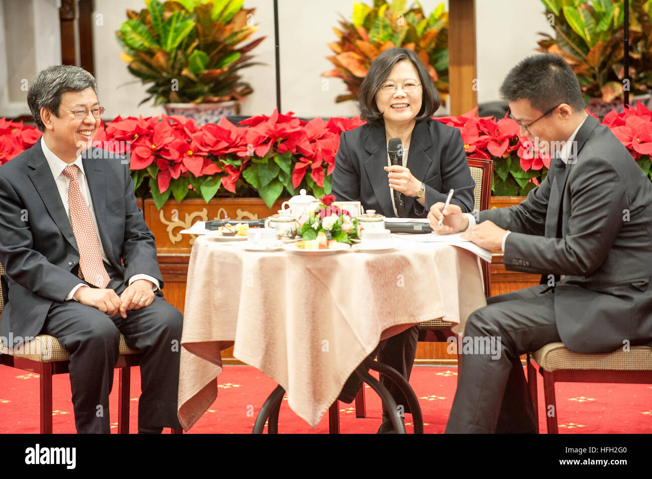 Repubblica di Cina (Taiwan) Presidente Tsai Ing-wen risponde alle domande a fine anno press briefing con la stampa internazionale di Taiwan presidenziali ufficio, Taipei, Taiwan, Sabato, Dicembre 31, 2016. Presidente Tsai ha parlato di mantenere la pace con la Repubblica popolare cinese e di Taiwan il desiderio di calma e razionale la discussione con la Cina. Nella foto è raffigurato il Presidcent Tsai Ing-wen (centro), Vice Presidente Chen Chien-jen (sinistra) e il portavoce. Foto Stock