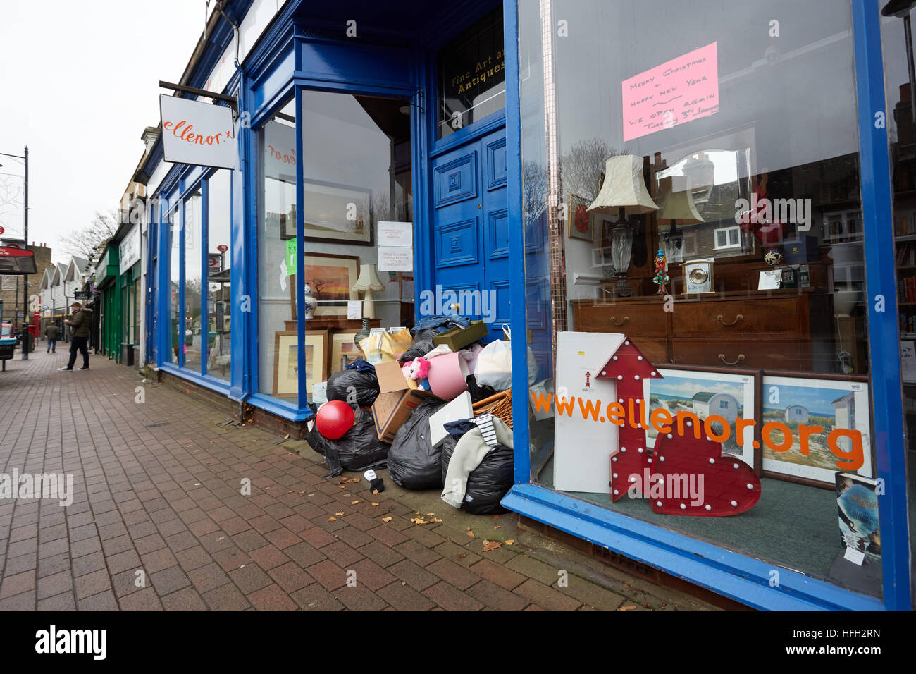 Bexley, Regno Unito, 31 dicembre 2016. Vecchi giocattoli e vestiti oggetto di dumping nella carità shop porta dopo Natale. Il negozio è chiuso per tre giorni durante le vacanze. Credito; Steve Hickey/Alamy Live News. Credito: Steve Hickey/Alamy Live News Foto Stock