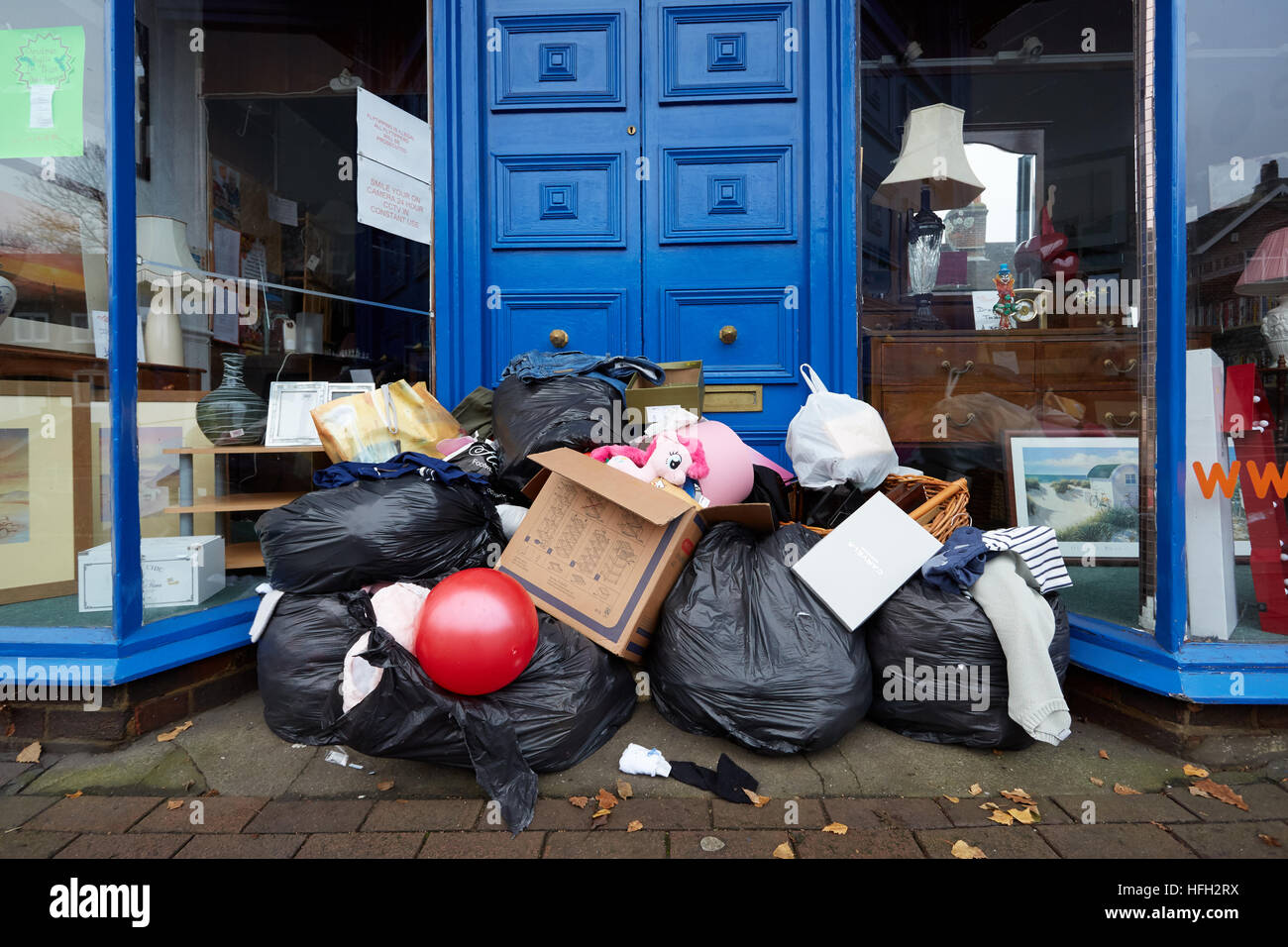 Bexley, Regno Unito, 31 dicembre 2016. Vecchi giocattoli e vestiti oggetto di dumping nella carità shop porta dopo Natale. Il negozio è chiuso per tre giorni durante le vacanze. Credito; Steve Hickey/Alamy Live News. Credito: Steve Hickey/Alamy Live News Foto Stock