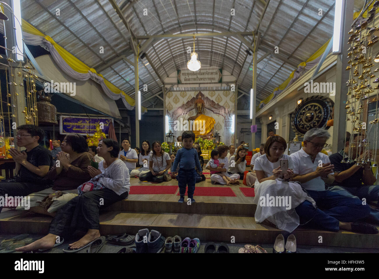 Bangkok, Tailandia. 31 Dic, 2016. Il nuovo anno 2017 celebrazioni ha iniziato a Bangkok in linea con il periodo del lutto della fine del re Bhumibol Adulyadej. Al Wat Traimit Temple migliaia di persone osservare 89 secondi di silenzio, indicando l'età della fine del re. Il sacro del filo bianco ''˜Sai-peccato' era in uso a un tempio cerimonia. © Velar concedere/ZUMA filo/Alamy Live News Foto Stock