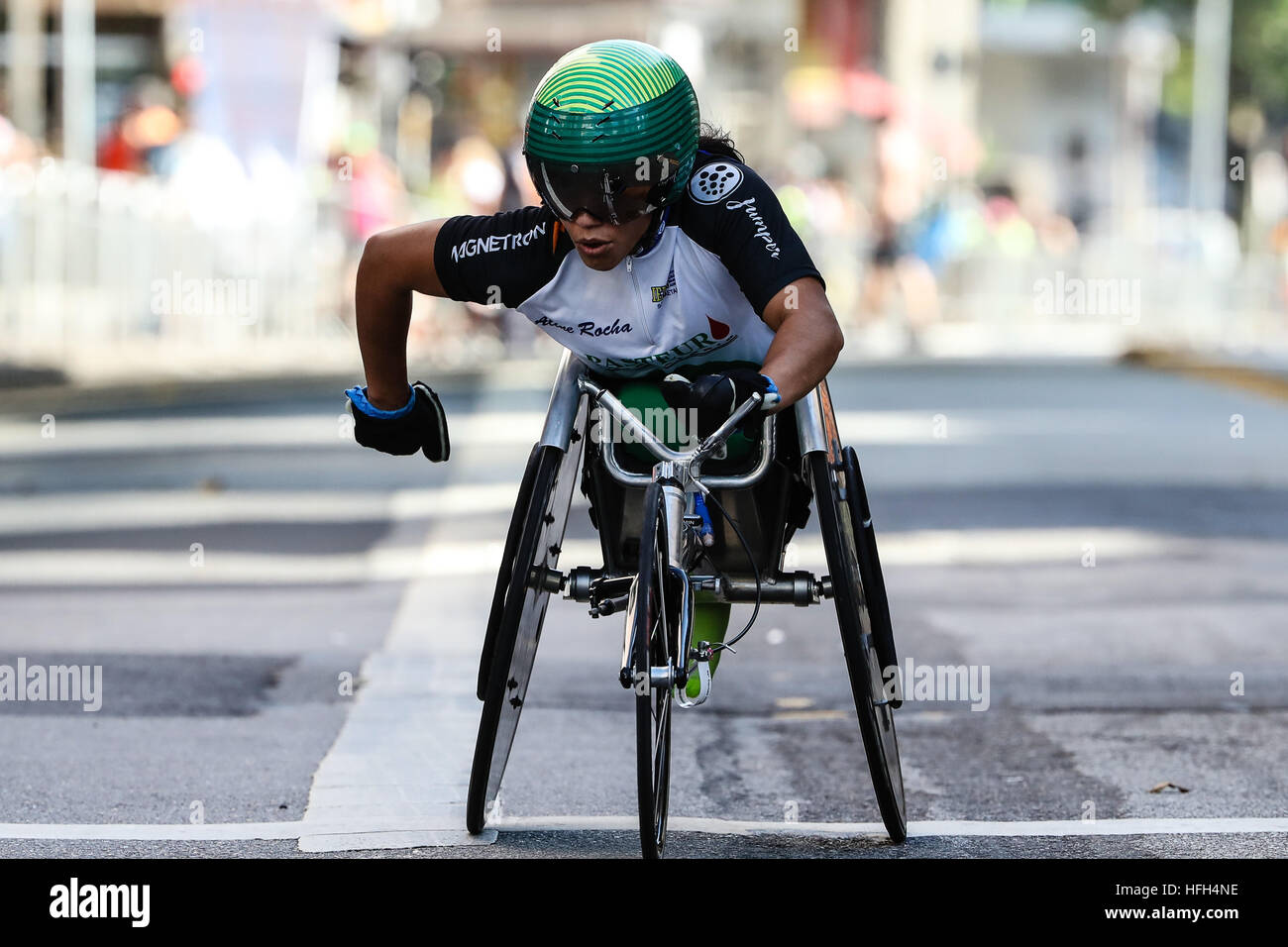 SÃO PAULO, SP - 31.12.2016: 92 CORRIDA INTERNACIONAL DE SÃO SILVESTRE - La sedia a rotelle Aline Rocha (BRA) in metri finali di Av. Brigadeiro Luis Antonio durante la disputa della 92ma San Silvestro corsa su strada. Ha vinto il pentacampeonato la controversia. (Foto: Fernanda Paradizo/Fotoarena) Foto Stock