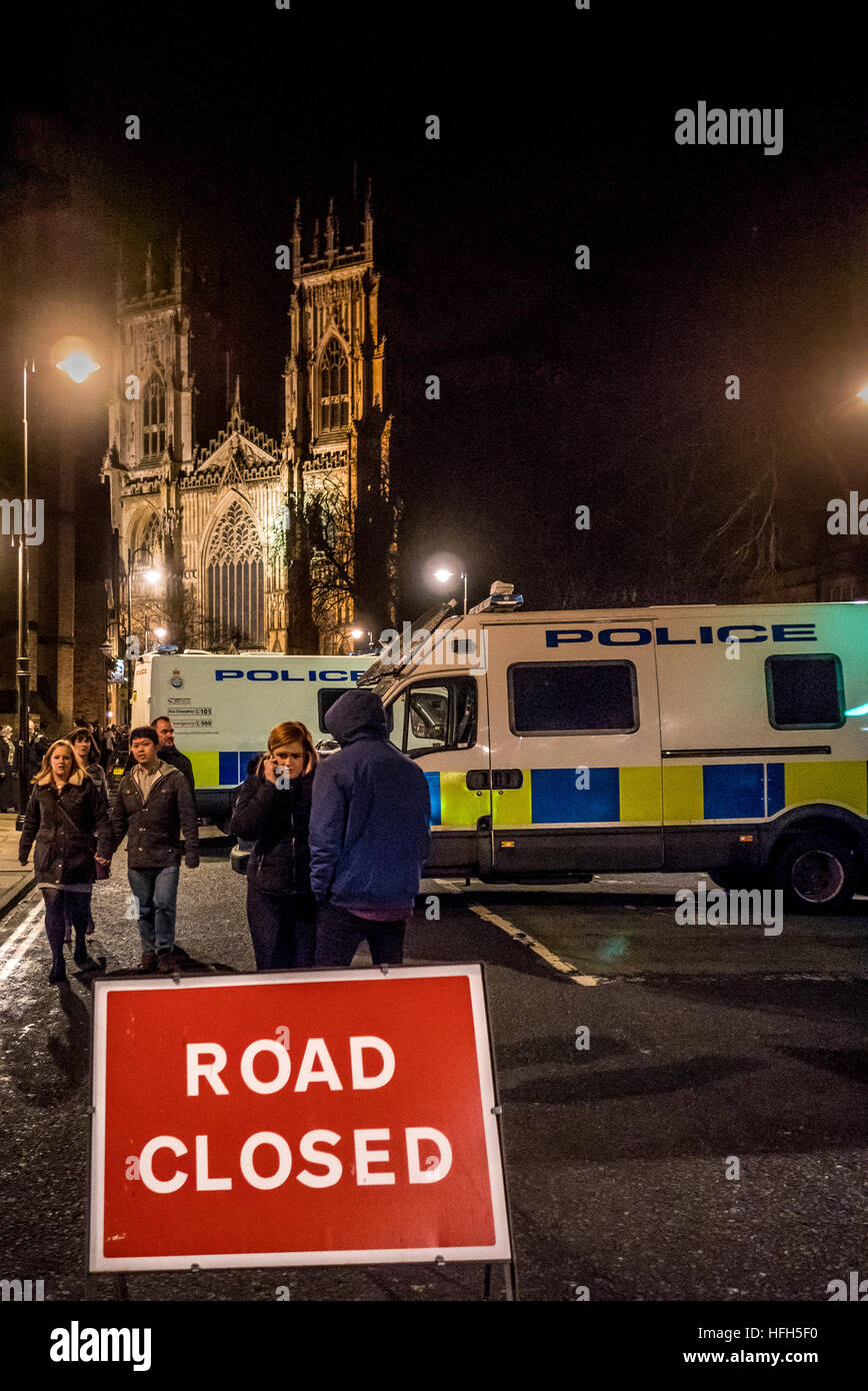 York, Regno Unito. Il 31 dicembre, 2016. Capodanno festaioli si radunano a York Minster per celebrare l'inizio del 2017. Sulla scia del recente terrore carrello attacco a Berlino, Polizia furgoni usati per bloccare l'accesso al veicolo al Minster, e un contingente armato di ufficiali hanno partecipato all'evento. Foto Fotografia Bailey-Cooper/Alamy Live News Foto Stock