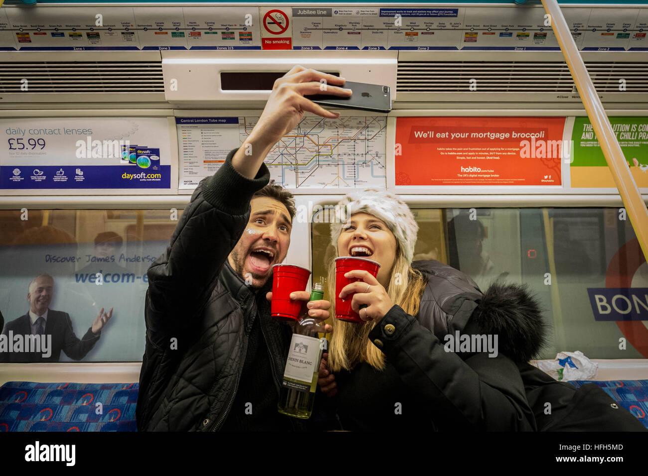 Londra, Regno Unito. Il 1 di gennaio 2017. Capodanno: un buon paio di prendere una foto selfie sulla metropolitana Jubilee line © Guy Corbishley/Alamy Live News Foto Stock