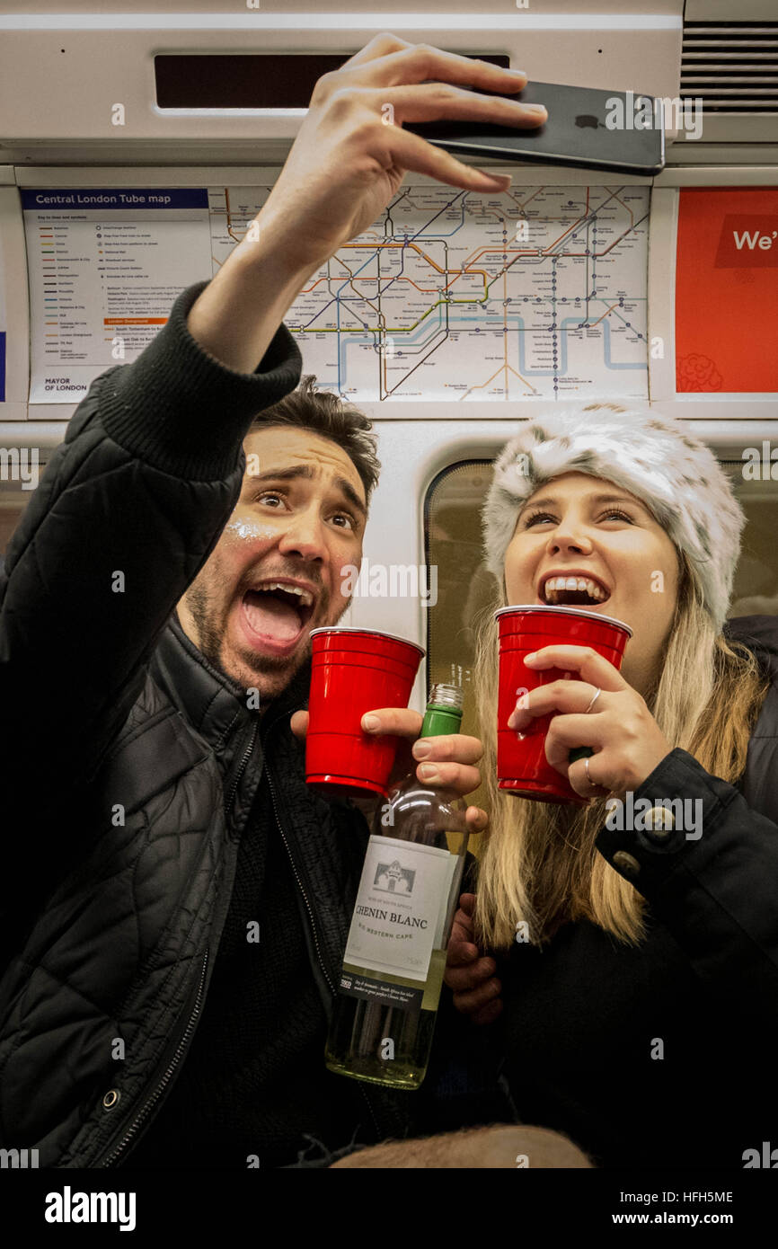 Londra, Regno Unito. Il 1 di gennaio 2017. Capodanno: un buon paio di prendere una foto selfie sulla metropolitana Jubilee line © Guy Corbishley/Alamy Live News Foto Stock