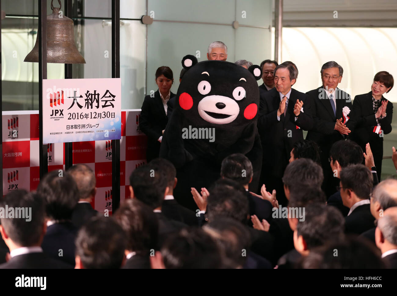 Tokyo, Giappone. 30 Dic, 2016. Prefettura di Kumamoto orso del carattere anelli Kumamon una campana con un martello di legno durante una cerimonia per festeggiare l'ultimo giorno di negoziazione del 2016 presso la Borsa di Tokyo il Venerdì, 30 dicembre 2016. La quota del Giappone è i prezzi sono diminuiti 30.77 yen per chiudere a 19,114.37 yen al Tokto Stock Exchange, ma finito il più alto vicino a venti anni per l'ultimo giorno di negoziazione dell'anno. © Yoshio Tsunoda/AFLO/Alamy Live News Foto Stock