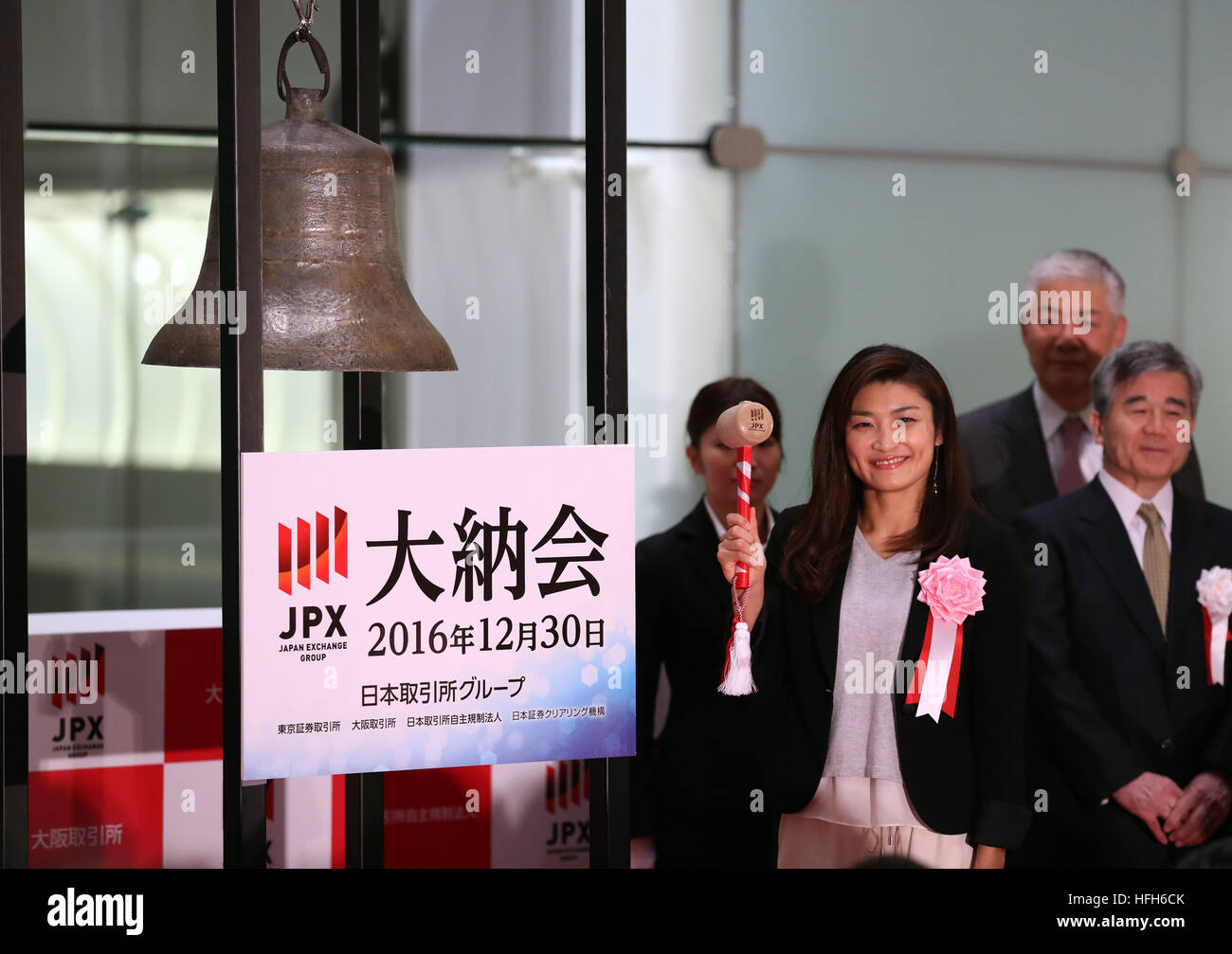 Tokyo, Giappone. 30 Dic, 2016. Rio de Janeiro Olimpiadi donna oro wrestling medaglia Kaori Icho anelli una campana con un martello di legno durante una cerimonia per festeggiare l'ultimo giorno di negoziazione del 2016 presso la Borsa di Tokyo il Venerdì, 30 dicembre 2016. La quota del Giappone è i prezzi sono diminuiti 30.77 yen per chiudere a 19,114.37 yen al Tokto Stock Exchange, ma finito il più alto vicino a venti anni per l'ultimo giorno di negoziazione dell'anno. © Yoshio Tsunoda/AFLO/Alamy Live News Foto Stock