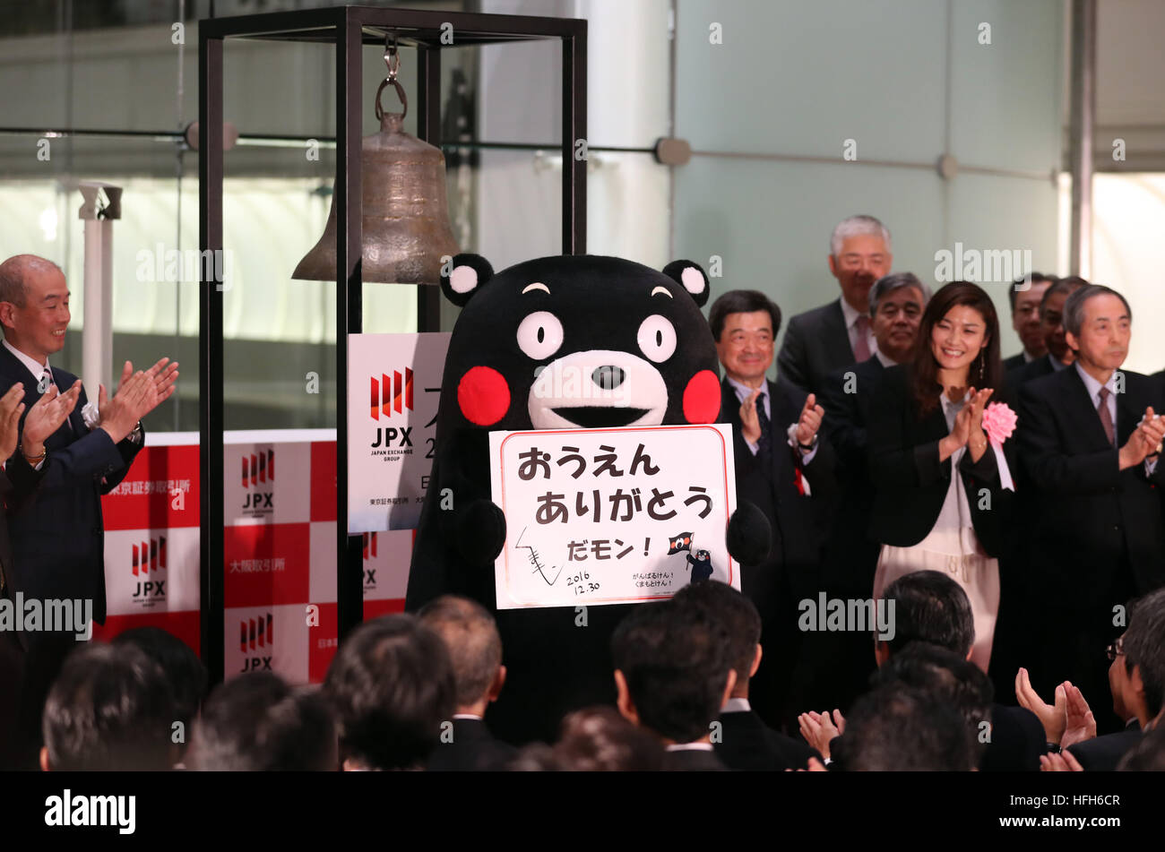 Tokyo, Giappone. 30 Dic, 2016. Prefettura di Kumamoto orso del carattere anelli Kumamon una campana con un martello di legno durante una cerimonia per festeggiare l'ultimo giorno di negoziazione del 2016 presso la Borsa di Tokyo il Venerdì, 30 dicembre 2016. La quota del Giappone è i prezzi sono diminuiti 30.77 yen per chiudere a 19,114.37 yen al Tokto Stock Exchange, ma finito il più alto vicino a venti anni per l'ultimo giorno di negoziazione dell'anno. © Yoshio Tsunoda/AFLO/Alamy Live News Foto Stock