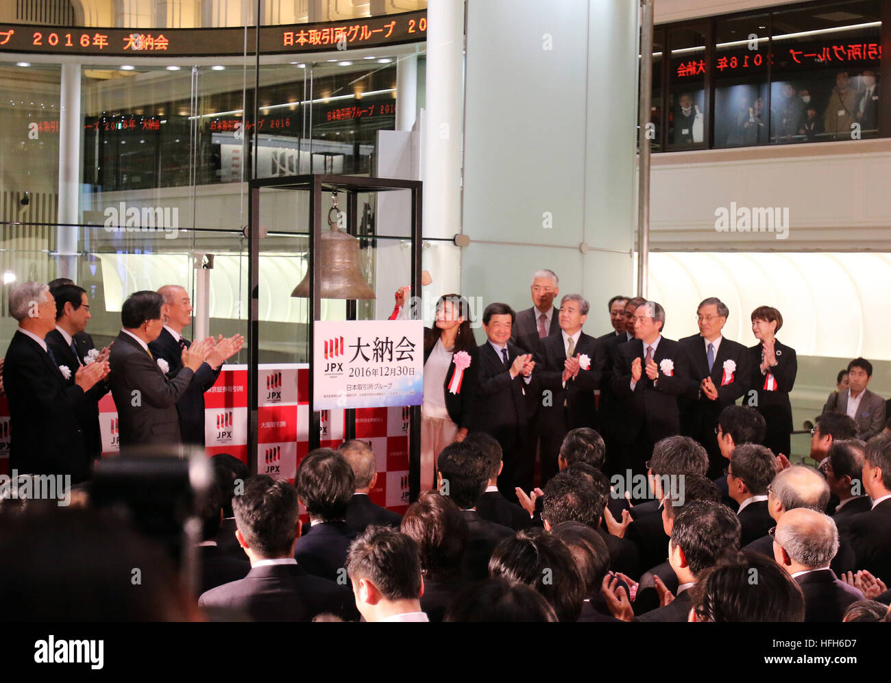 Tokyo, Giappone. 30 Dic, 2016. Rio de Janeiro Olimpiadi donna oro wrestling medaglia Kaori Icho anelli una campana con un martello di legno durante una cerimonia per festeggiare l'ultimo giorno di negoziazione del 2016 presso la Borsa di Tokyo il Venerdì, 30 dicembre 2016. La quota del Giappone è i prezzi sono diminuiti 30.77 yen per chiudere a 19,114.37 yen al Tokto Stock Exchange, ma finito il più alto vicino a venti anni per l'ultimo giorno di negoziazione dell'anno. © Yoshio Tsunoda/AFLO/Alamy Live News Foto Stock