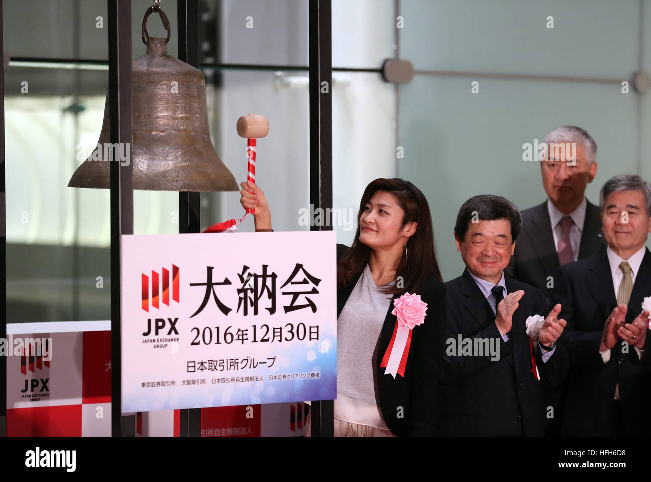Tokyo, Giappone. 30 Dic, 2016. Rio de Janeiro Olimpiadi donna oro wrestling medaglia Kaori Icho anelli una campana con un martello di legno durante una cerimonia per festeggiare l'ultimo giorno di negoziazione del 2016 presso la Borsa di Tokyo il Venerdì, 30 dicembre 2016. La quota del Giappone è i prezzi sono diminuiti 30.77 yen per chiudere a 19,114.37 yen al Tokto Stock Exchange, ma finito il più alto vicino a venti anni per l'ultimo giorno di negoziazione dell'anno. © Yoshio Tsunoda/AFLO/Alamy Live News Foto Stock