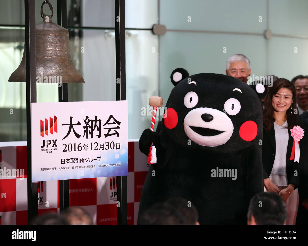 Tokyo, Giappone. 30 Dic, 2016. Prefettura di Kumamoto orso del carattere anelli Kumamon una campana con un martello di legno durante una cerimonia per festeggiare l'ultimo giorno di negoziazione del 2016 presso la Borsa di Tokyo il Venerdì, 30 dicembre 2016. La quota del Giappone è i prezzi sono diminuiti 30.77 yen per chiudere a 19,114.37 yen al Tokto Stock Exchange, ma finito il più alto vicino a venti anni per l'ultimo giorno di negoziazione dell'anno. © Yoshio Tsunoda/AFLO/Alamy Live News Foto Stock