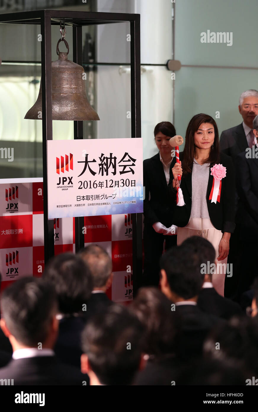 Tokyo, Giappone. 30 Dic, 2016. Rio de Janeiro Olimpiadi donna oro wrestling medaglia Kaori Icho anelli una campana con un martello di legno durante una cerimonia per festeggiare l'ultimo giorno di negoziazione del 2016 presso la Borsa di Tokyo il Venerdì, 30 dicembre 2016. La quota del Giappone è i prezzi sono diminuiti 30.77 yen per chiudere a 19,114.37 yen al Tokto Stock Exchange, ma finito il più alto vicino a venti anni per l'ultimo giorno di negoziazione dell'anno. © Yoshio Tsunoda/AFLO/Alamy Live News Foto Stock