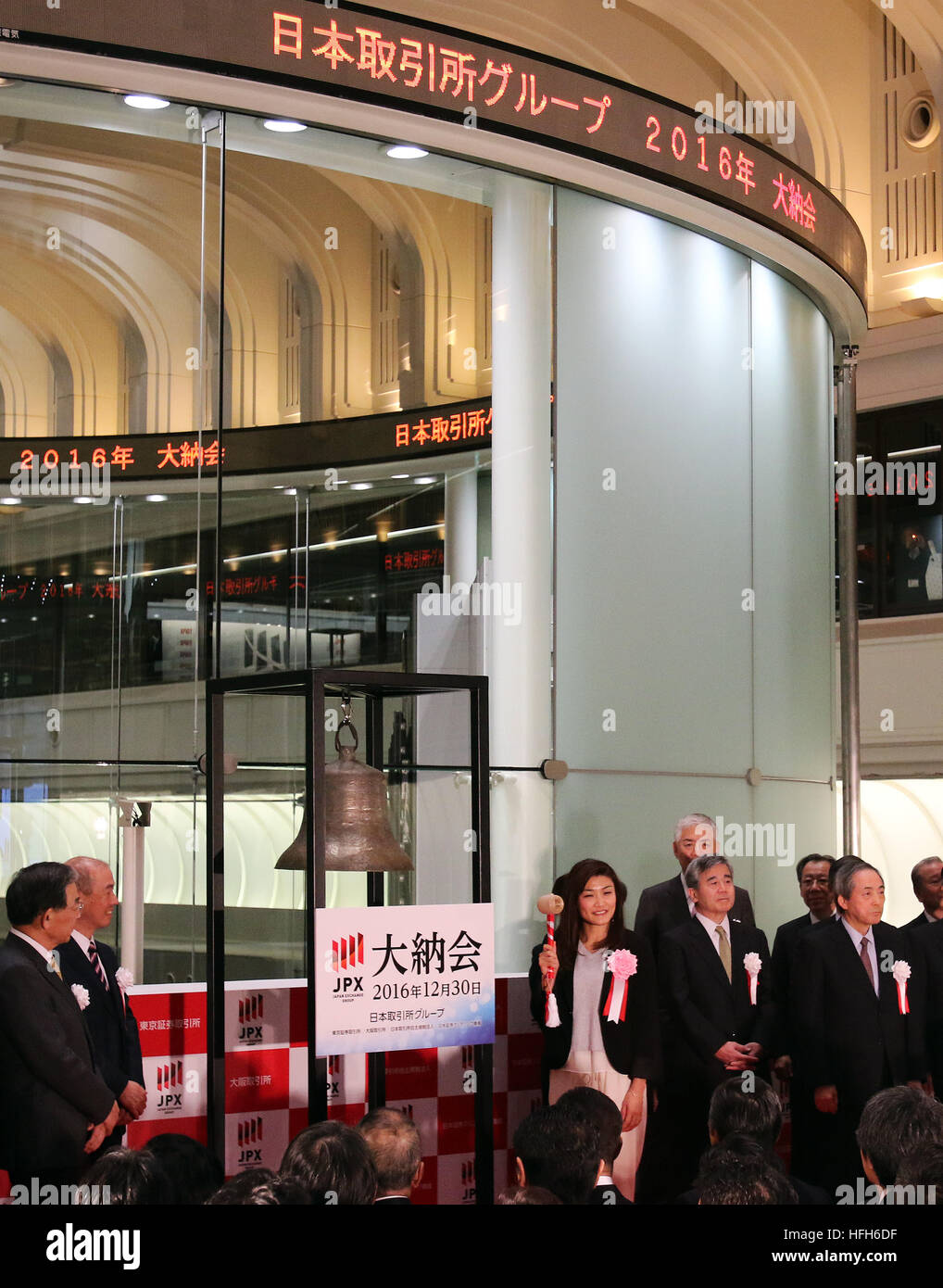 Tokyo, Giappone. 30 Dic, 2016. Rio de Janeiro Olimpiadi donna oro wrestling medaglia Kaori Icho anelli una campana con un martello di legno durante una cerimonia per festeggiare l'ultimo giorno di negoziazione del 2016 presso la Borsa di Tokyo il Venerdì, 30 dicembre 2016. La quota del Giappone è i prezzi sono diminuiti 30.77 yen per chiudere a 19,114.37 yen al Tokto Stock Exchange, ma finito il più alto vicino a venti anni per l'ultimo giorno di negoziazione dell'anno. © Yoshio Tsunoda/AFLO/Alamy Live News Foto Stock