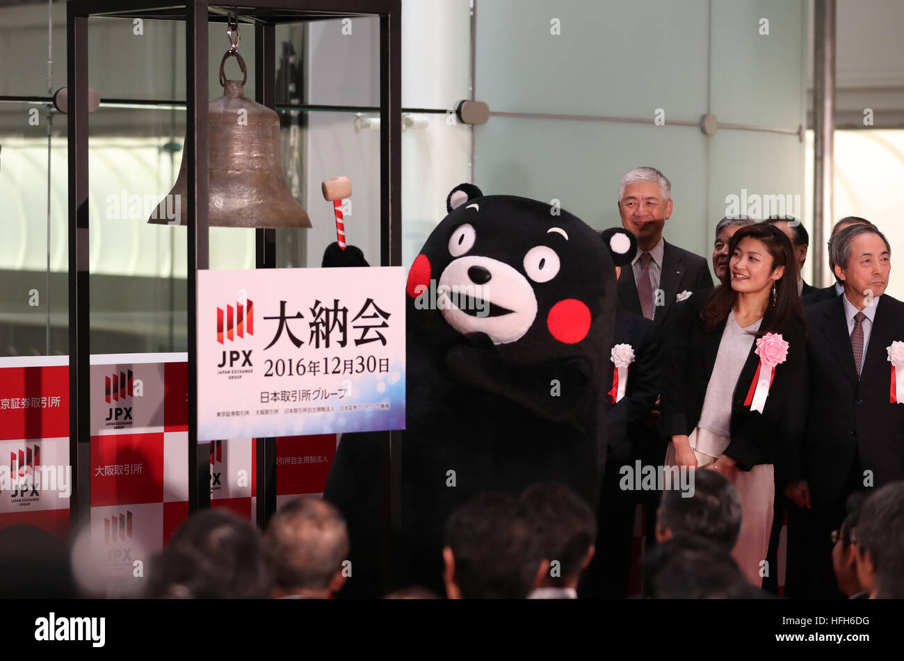 Tokyo, Giappone. 30 Dic, 2016. Prefettura di Kumamoto orso del carattere anelli Kumamon una campana con un martello di legno durante una cerimonia per festeggiare l'ultimo giorno di negoziazione del 2016 presso la Borsa di Tokyo il Venerdì, 30 dicembre 2016. La quota del Giappone è i prezzi sono diminuiti 30.77 yen per chiudere a 19,114.37 yen al Tokto Stock Exchange, ma finito il più alto vicino a venti anni per l'ultimo giorno di negoziazione dell'anno. © Yoshio Tsunoda/AFLO/Alamy Live News Foto Stock