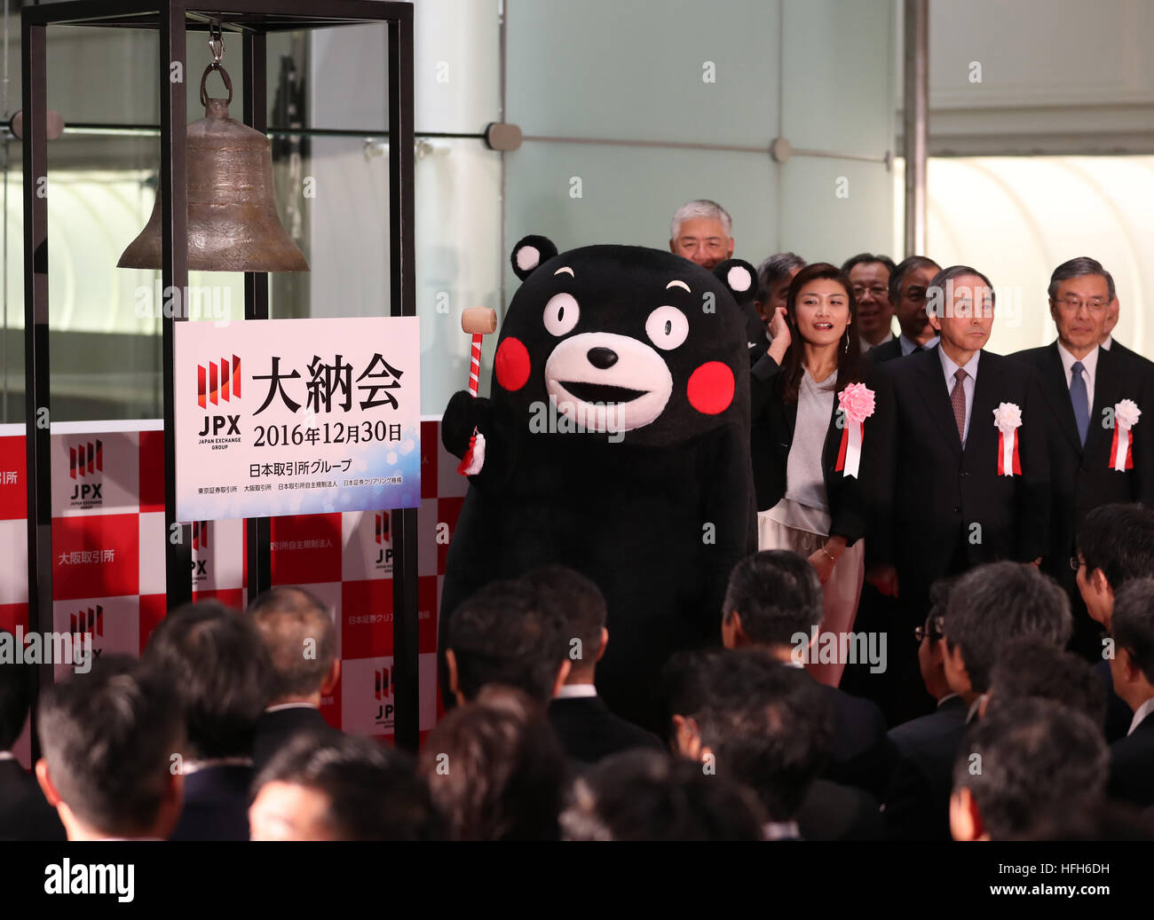 Tokyo, Giappone. 30 Dic, 2016. Prefettura di Kumamoto orso del carattere anelli Kumamon una campana con un martello di legno durante una cerimonia per festeggiare l'ultimo giorno di negoziazione del 2016 presso la Borsa di Tokyo il Venerdì, 30 dicembre 2016. La quota del Giappone è i prezzi sono diminuiti 30.77 yen per chiudere a 19,114.37 yen al Tokto Stock Exchange, ma finito il più alto vicino a venti anni per l'ultimo giorno di negoziazione dell'anno. © Yoshio Tsunoda/AFLO/Alamy Live News Foto Stock
