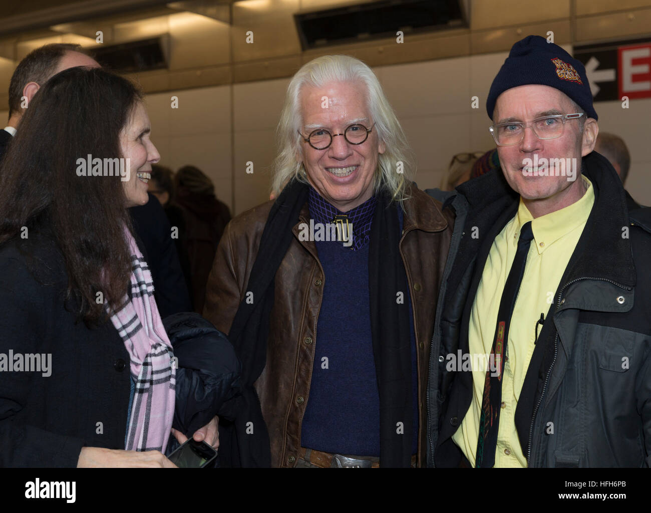 New York, Stati Uniti. 01 gen 2017. Artista Tom Otterness (C) assiste 2nd Avenue celebrazione della metropolitana a 72street station a Manhattan Credito: lev radin/Alamy Live News Foto Stock