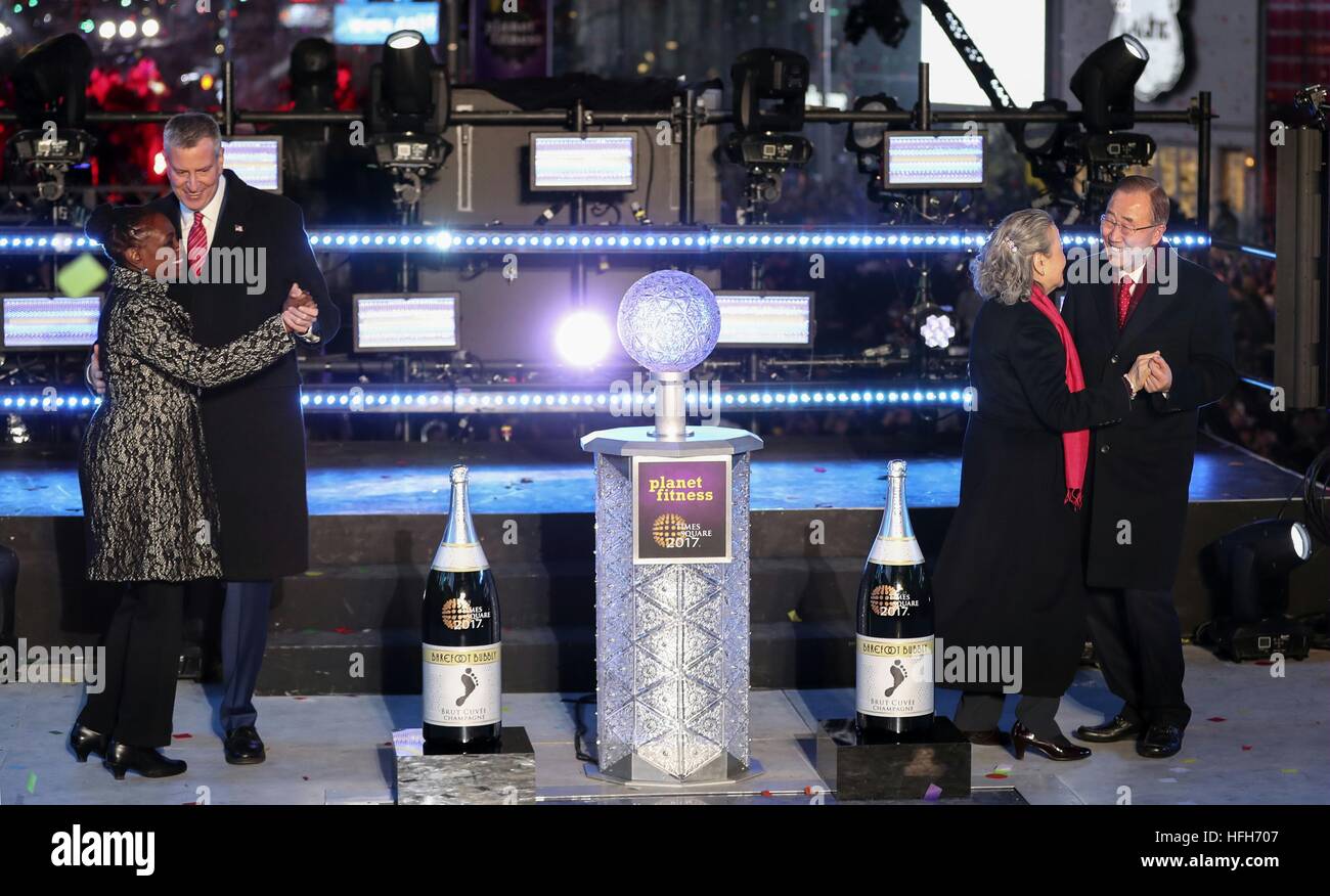 New York, Stati Uniti d'America. 1a gen, 2017. Ban Ki-moon e sua moglie presto Yoo-taek, sindaco di New York Bill de Blasio e sua moglie Chirlane McCray (da R a L) danza sul palco durante la festa del nuovo anno a Times Square a New York, Stati Uniti, 1 gennaio, 2017. Festa del nuovo anno è stato tenuto a Times Square con la notte del 31 dicembre 2016 al 1 gennaio, 2017, un ben noto evento tradizionale che attirano centinaia di spettatori da gli Stati Uniti e in altre parti del mondo. © Wang Ying/Xinhua/Alamy Live News Foto Stock