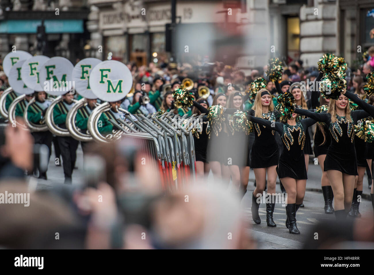 Londra, Regno Unito. 1a gen, 2017. Marching Band passano attraverso Piccadilly - La sfilata di capodanno passa attraverso il centro di Londra forma Piccadilly per Whitehall. Londra 01 Jan 2017 © Guy Bell/Alamy Live News Foto Stock