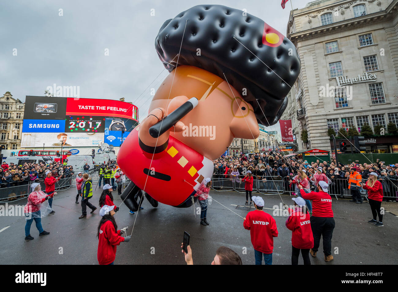 Londra, Regno Unito. 1a gen, 2017. Un gigante di town cryer/mayor passa a piccadilly circus - La sfilata di capodanno passa attraverso il centro di Londra forma Piccadilly per Whitehall. Londra 01 Jan 2017 © Guy Bell/Alamy Live News Foto Stock