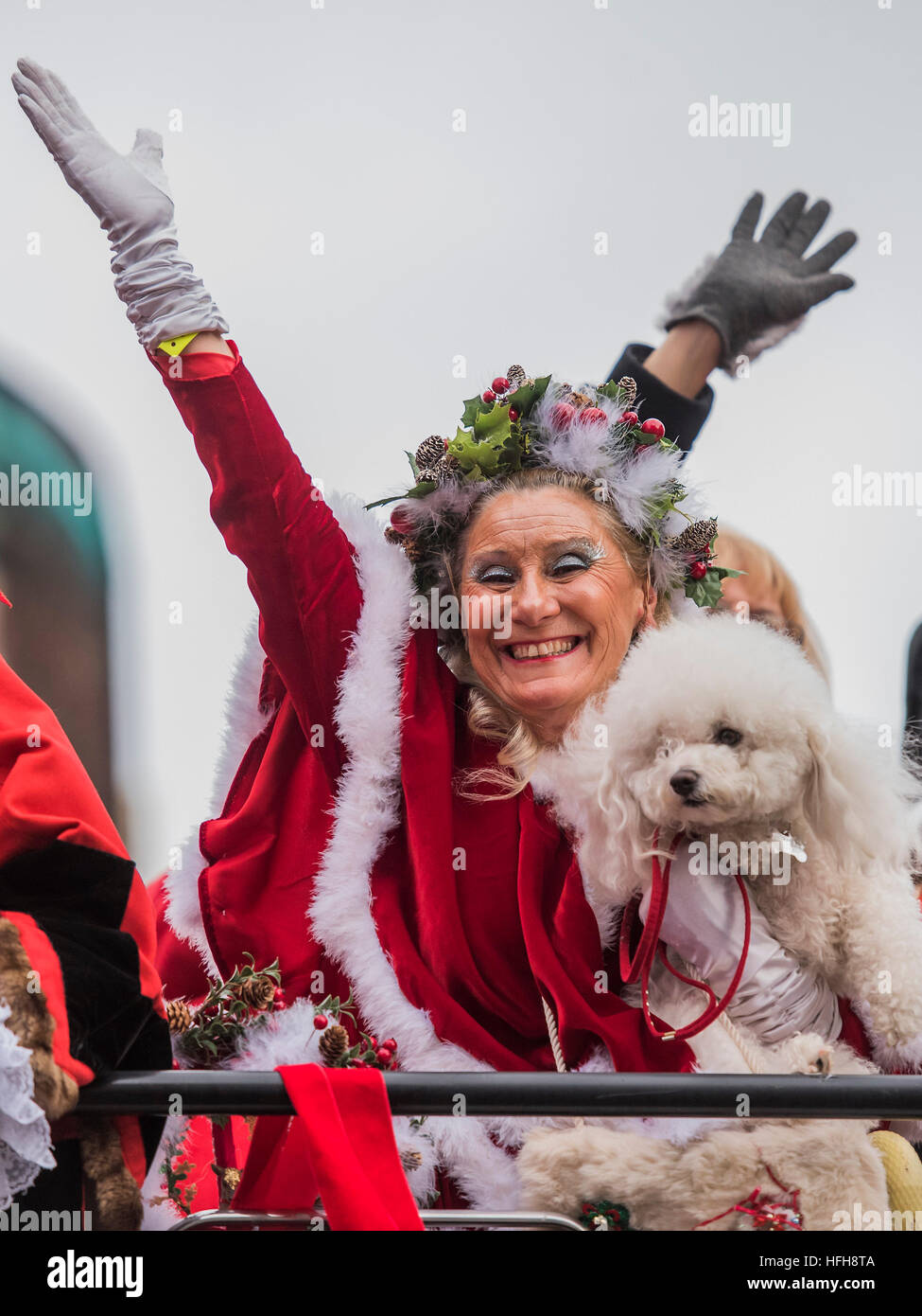 Londra, Regno Unito. 1a gen, 2017. Sul bus i sindaci, alcuni sono avente più divertente di altri - il giorno di nuovi anni parade passa attraverso il centro di Londra forma Piccadilly per Whitehall. Londra 01 Jan 2017 © Guy Bell/Alamy Live News Foto Stock