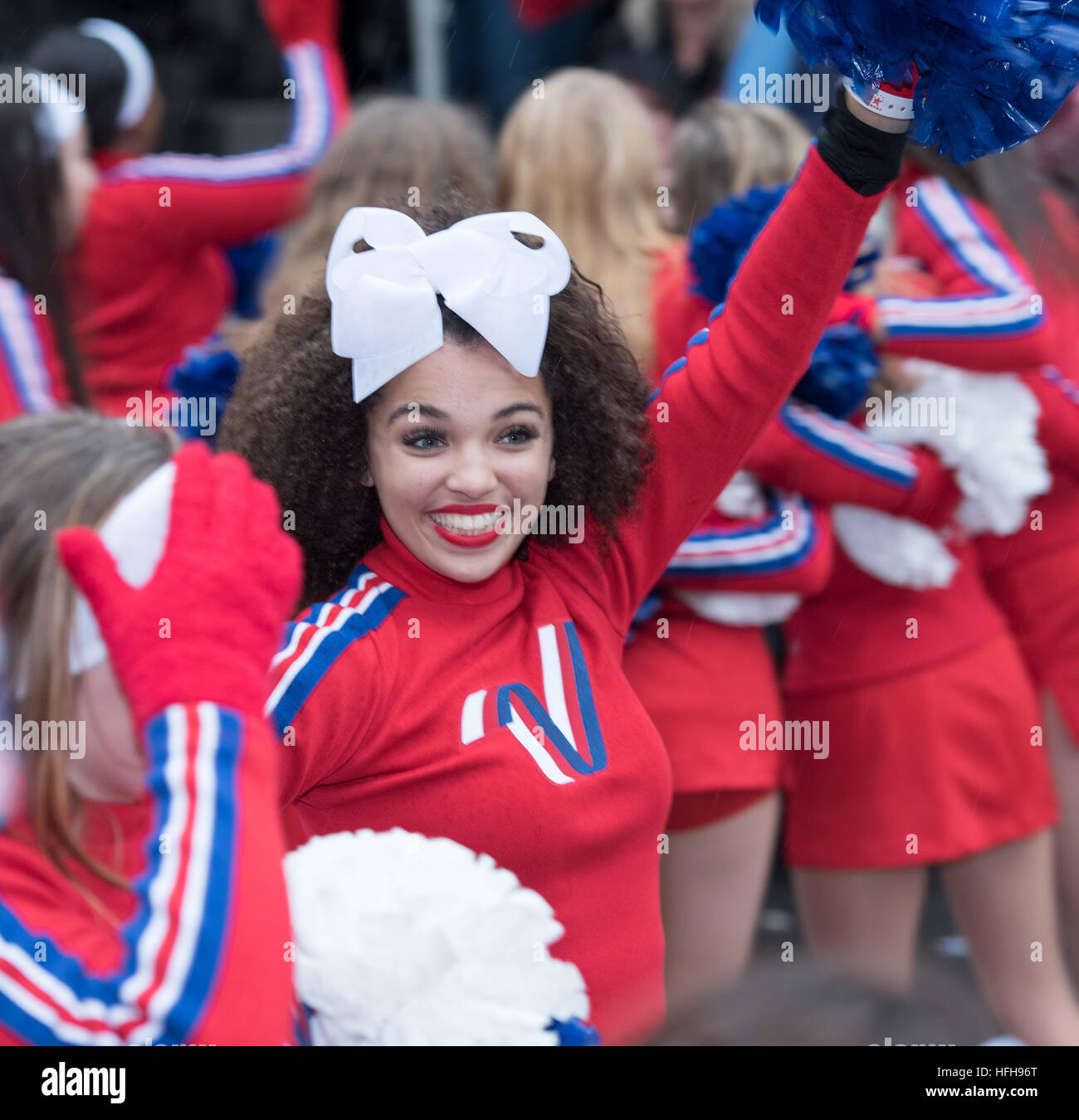 Londra, Regno Unito. Il 1 gennaio 2017. Cheerleader partecipante al London nuovo anno sfilano © Ian Davidson/Alamy Live News Foto Stock