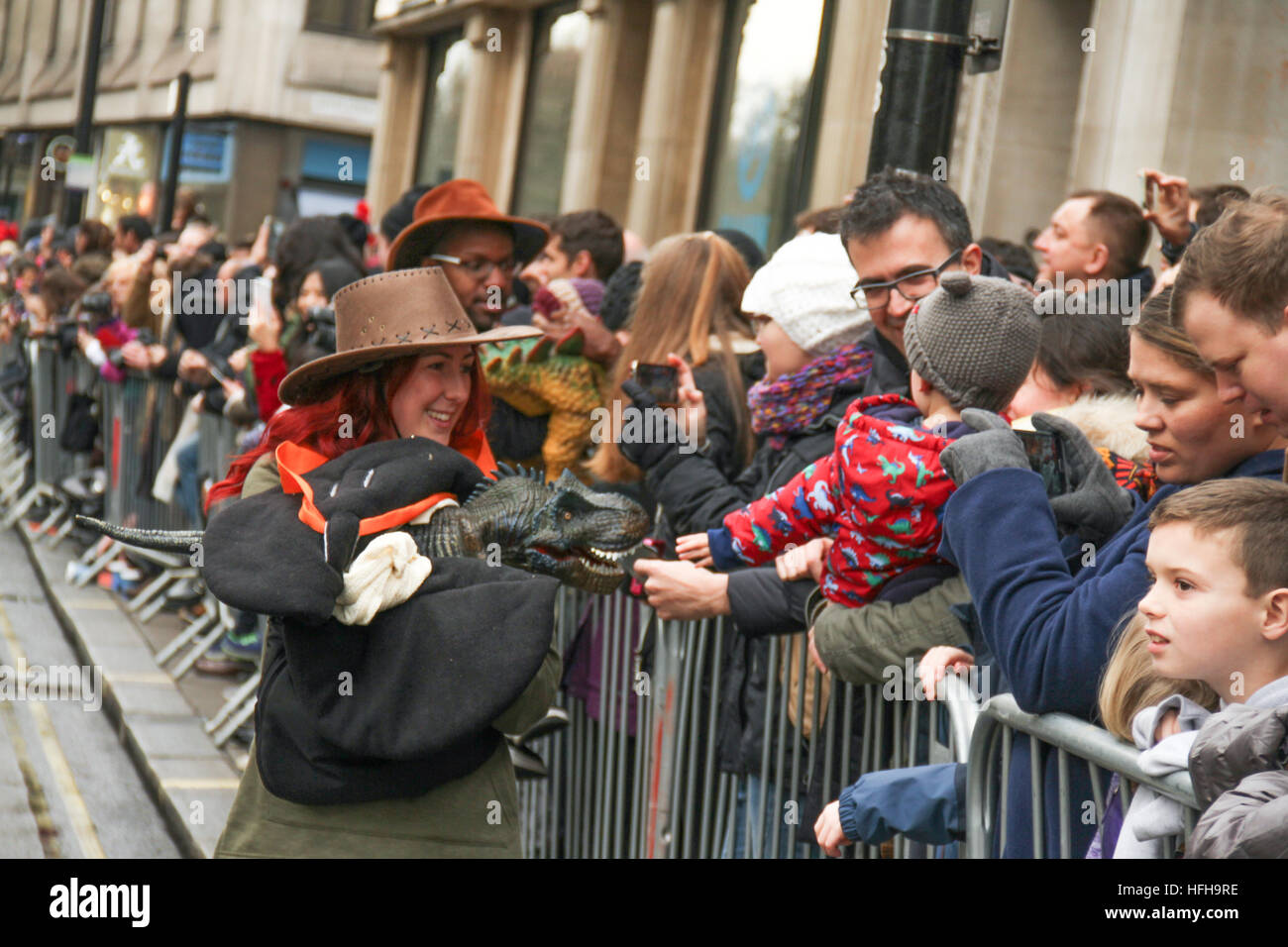 ​London, UK. Il 1 gennaio 2017. Un esecutore tenendo un manipolatore robotico dinosour interagisce con la folla durante il primo giorno del nuovo anno sfilata in London​ ​ su Gennaio 1, 2017.​ ​About 8.000 artisti provenienti da tutto il mondo hanno preso parte nel 2017 Nuovi anni Parade, che ha avuto come tema "Luci, Camera, Azione' . La sfilata è iniziare a 12pm, e seguire la rotta abituale da Green Park tube station e alla fine a3.30pm nella piazza del Parlamento, via Piccadilly Circus, Lower Regent Street, Pall Mall, Trafalgar Square e Whitehall. © David Mbiyu/Alamy Live News Foto Stock