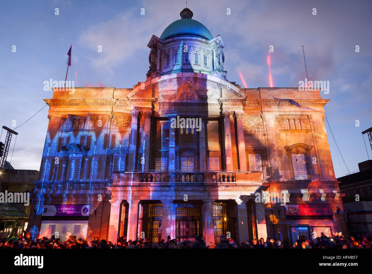 Scafo, East Yorkshire, Regno Unito. 1a gen, 2017. Scafo 2017 Città del Regno Unito della cultura lancia con il 'Made in Hull' evento, che comprende sporgenze su edifici di Queen Victoria Square . © LEE BEEL/Alamy Live News Foto Stock