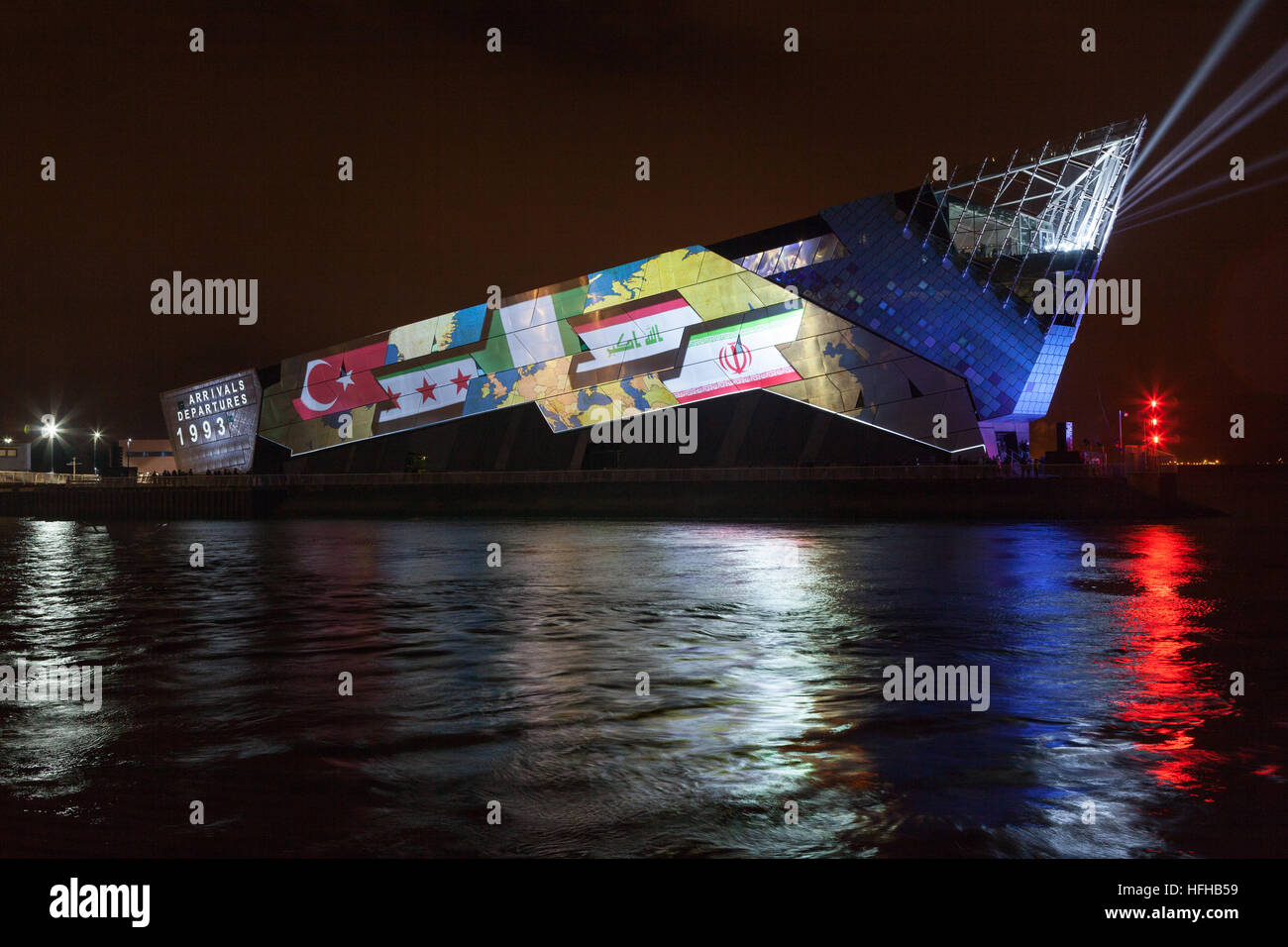 Scafo, East Yorkshire, Regno Unito. 1a gen, 2017. Scafo 2017 Città del Regno Unito della cultura lancia con il 'Made in Hull' evento, che comprende sporgenze su edifici della città. Questa è la profonda, un premiato aquarium. © LEE BEEL/Alamy Live News Foto Stock