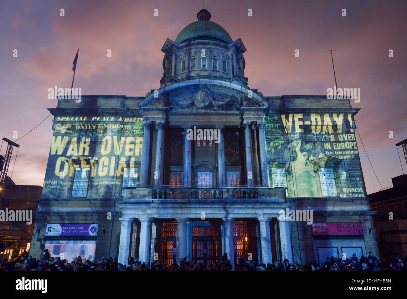 Scafo, East Yorkshire, Regno Unito. 1a gen, 2017. Scafo 2017 Città del Regno Unito della cultura lancia con il 'Made in Hull' evento, che comprende sporgenze su edifici di Queen Victoria Square . © LEE BEEL/Alamy Live News Foto Stock