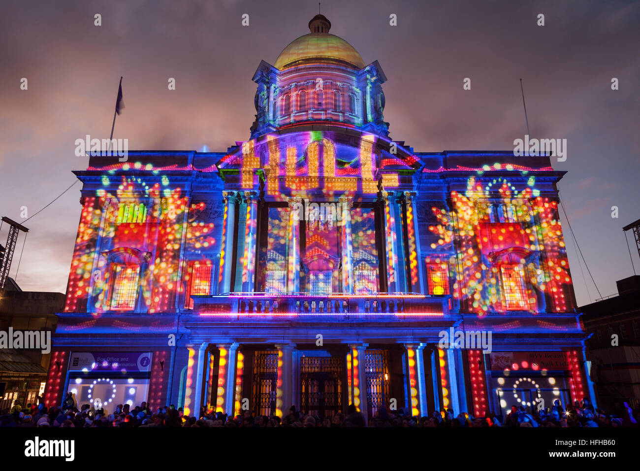 Scafo, East Yorkshire, Regno Unito. 1a gen, 2017. Scafo 2017 Città del Regno Unito della cultura lancia con il 'Made in Hull' evento, che comprende sporgenze su edifici di Queen Victoria Square . © LEE BEEL/Alamy Live News Foto Stock