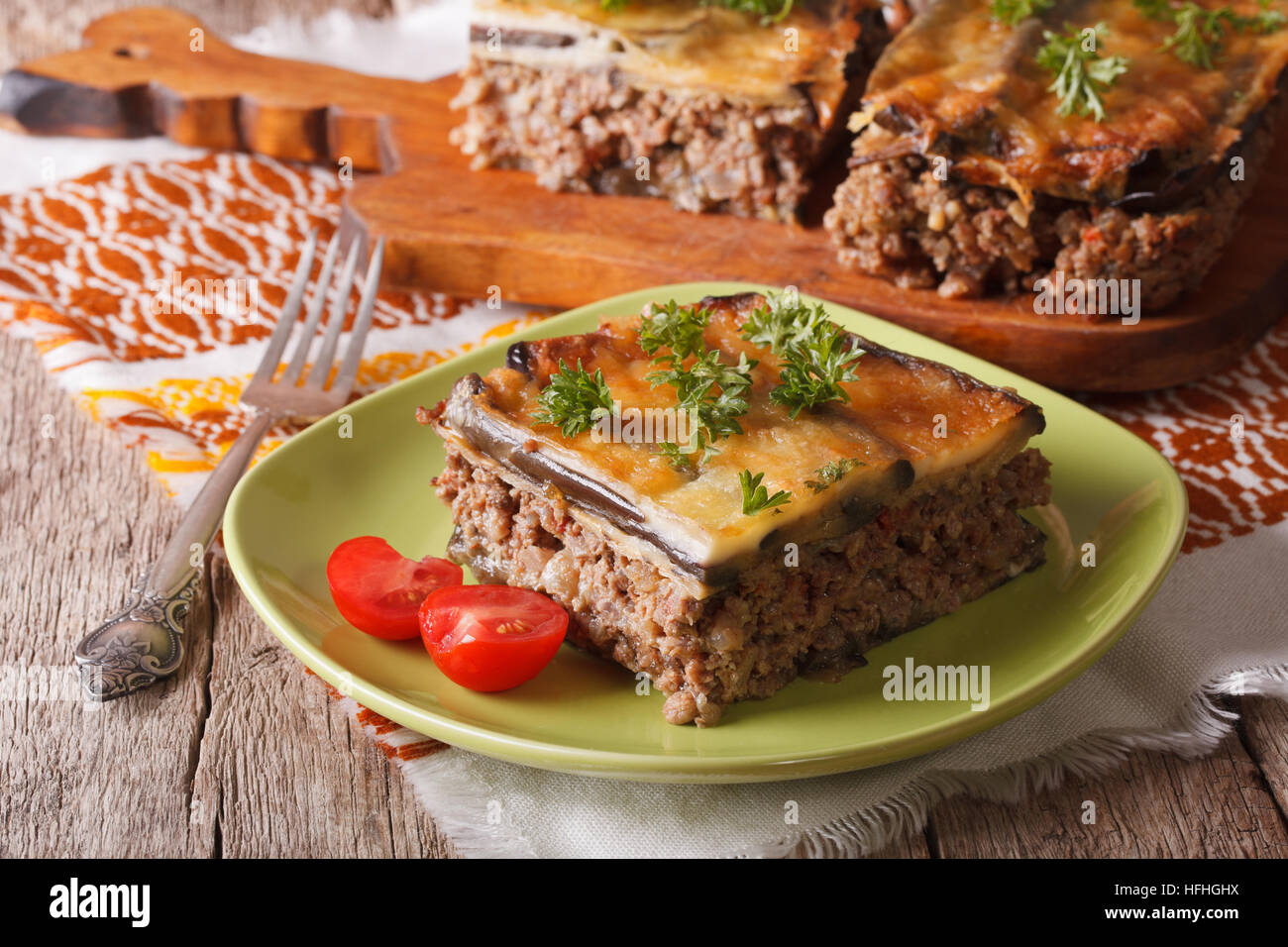 Porzione di moussaka Greca con le melanzane su una tavola di close-up orizzontale. Foto Stock