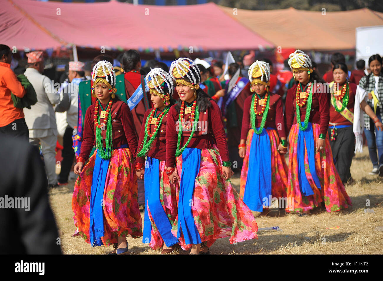 Kathmandu, Nepal. 30 Dic, 2016. Gurung nepalese donna indossando costumi tradizionali durante la celebrazione della Tamu Lhosar o Losar a Kathmandu, Nepal Venerdì, Dicembre 30, 2016. Gurung comunità La gente celebra quest anno Tamu Lhosar o Losar come un nuovo anno dell'uccello. © Narayan Maharjan/Pacific Press/Alamy Live News Foto Stock