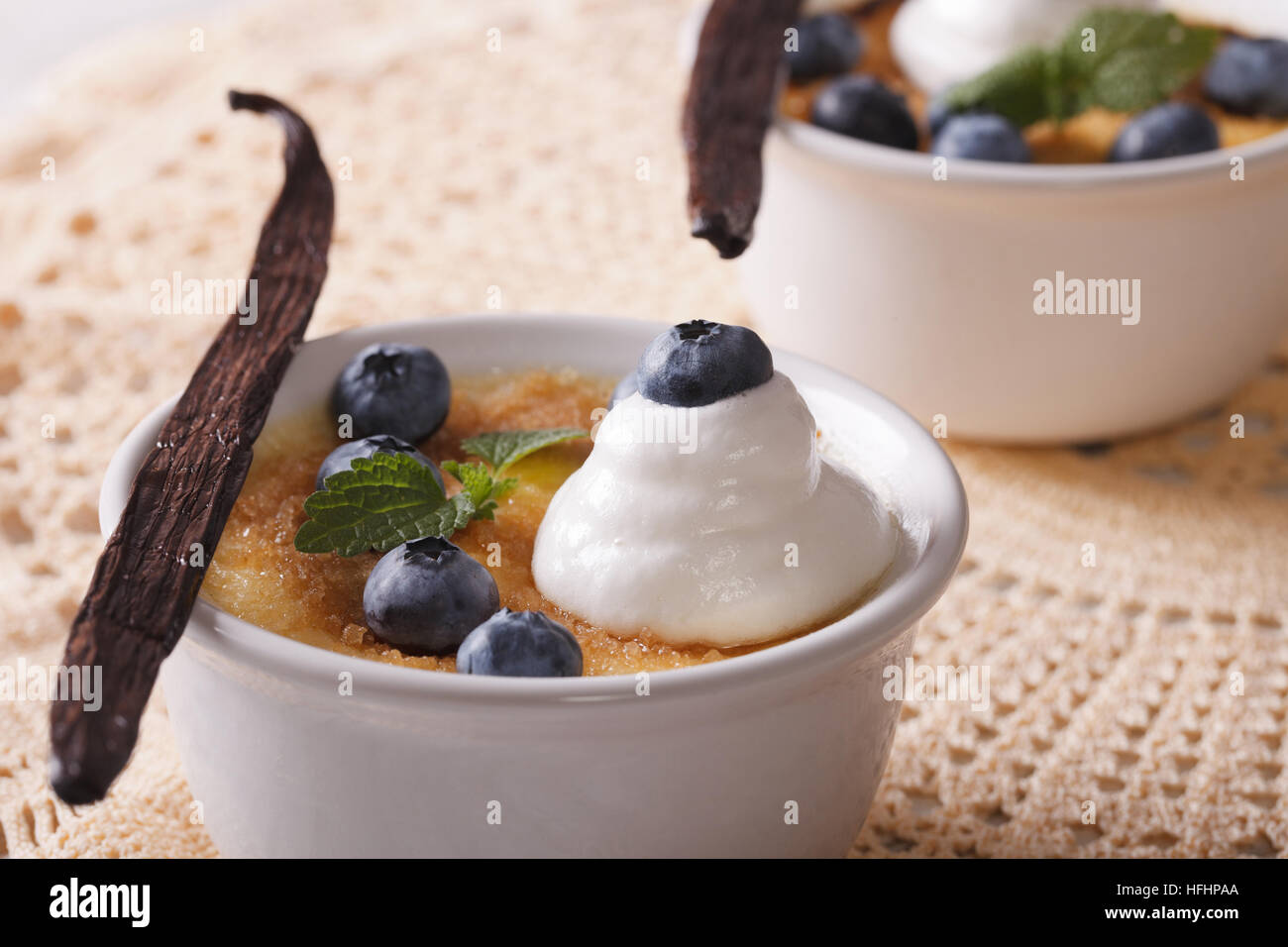 La vaniglia Creme brulee dessert con mirtilli vicino sul tavolo orizzontale. Foto Stock