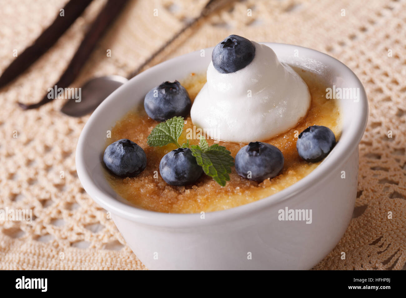 French vanilla cream caramel dessert con mirtilli vicino sul tavolo orizzontale. Foto Stock