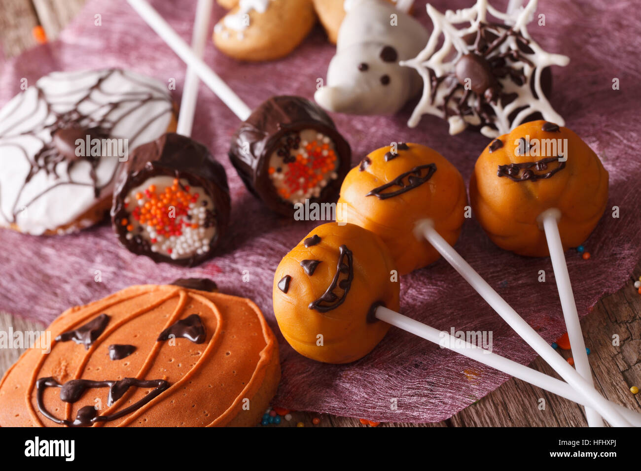 Festosa torta di Halloween pop e gingerbread su un tavolo di close-up orizzontale. Foto Stock