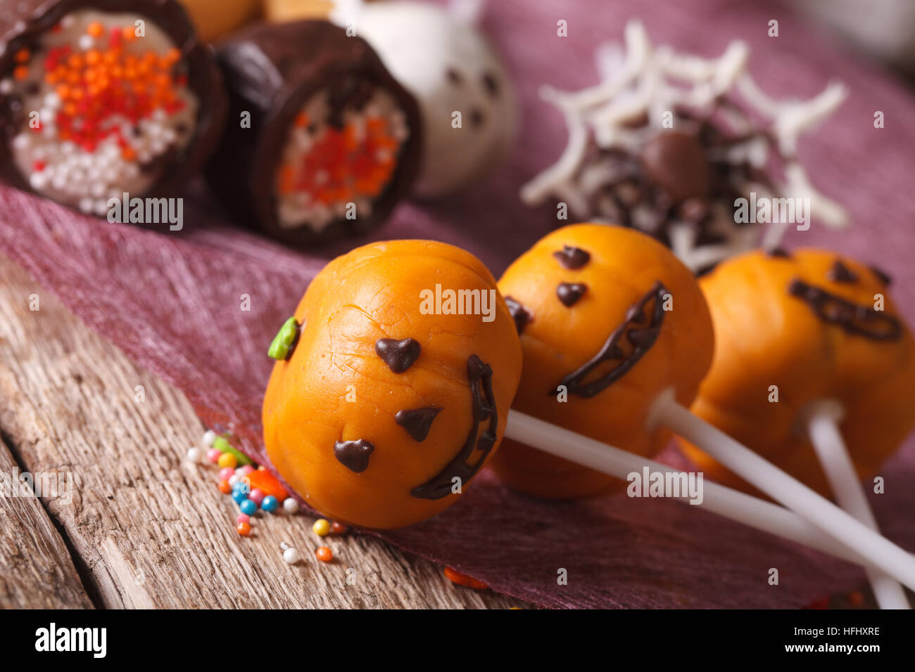 Bella Halloween torta di zucca pop macro jack sul tavolo orizzontale. Foto Stock
