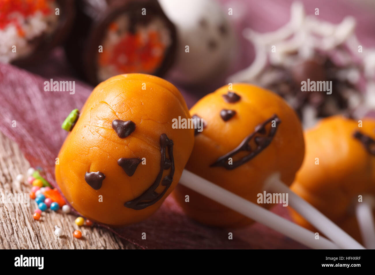 Deliziosa torta di Halloween zucche pop sul tavolo di close-up orizzontale. Foto Stock