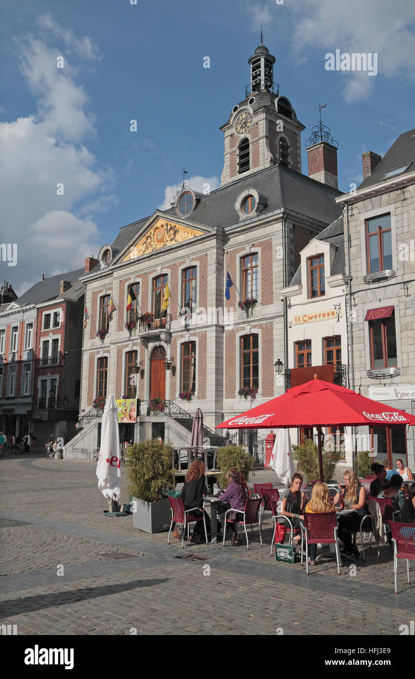 L'Hôtel de Ville (municipio) e caffè in Huy, Regione vallona, provincia di Liegi, in Belgio. Foto Stock