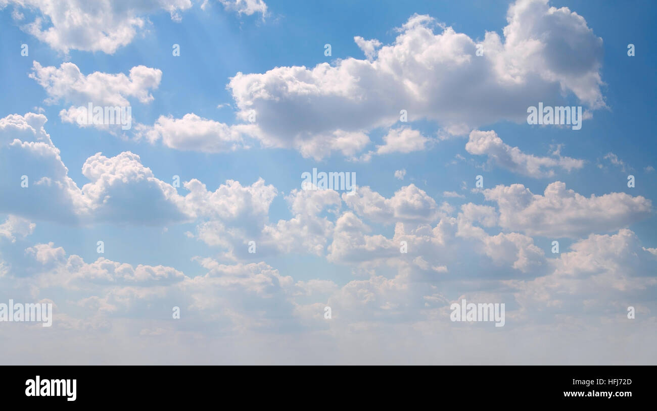Le nuvole in estate giornata di sole Foto Stock