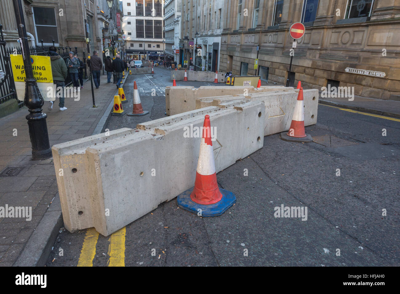 Le barriere in calcestruzzo protezione dei pedoni da attacco del veicolo a Birmingham Regno Unito durante l'annuale Mercato di Natale. Foto Stock