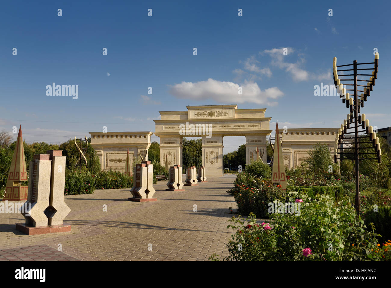Cancelli a Parco Indipendenza Shymkent Kazakistan con luna di rose e giardini di fiori Foto Stock