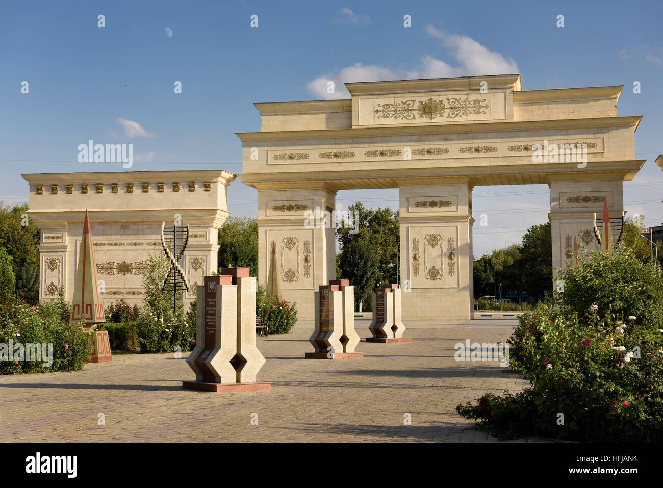 Cancelli ornati di Independence Park Shymkent Kazakistan con granito stele con 20 anni di storia 1991 a 2011 Foto Stock