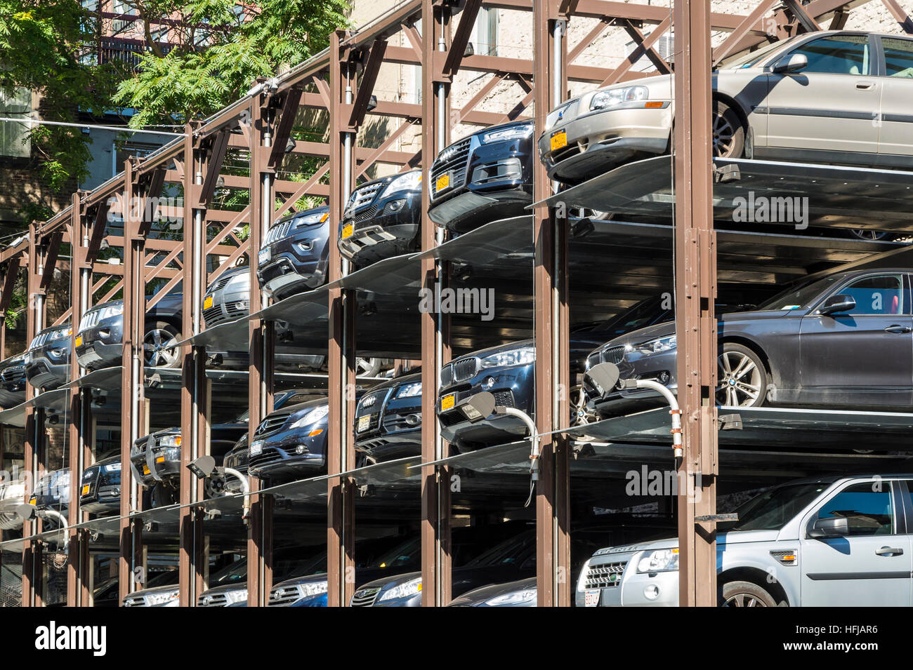 Meccanica verticale impilate parcheggio in New York, Stati Uniti d'America Foto Stock