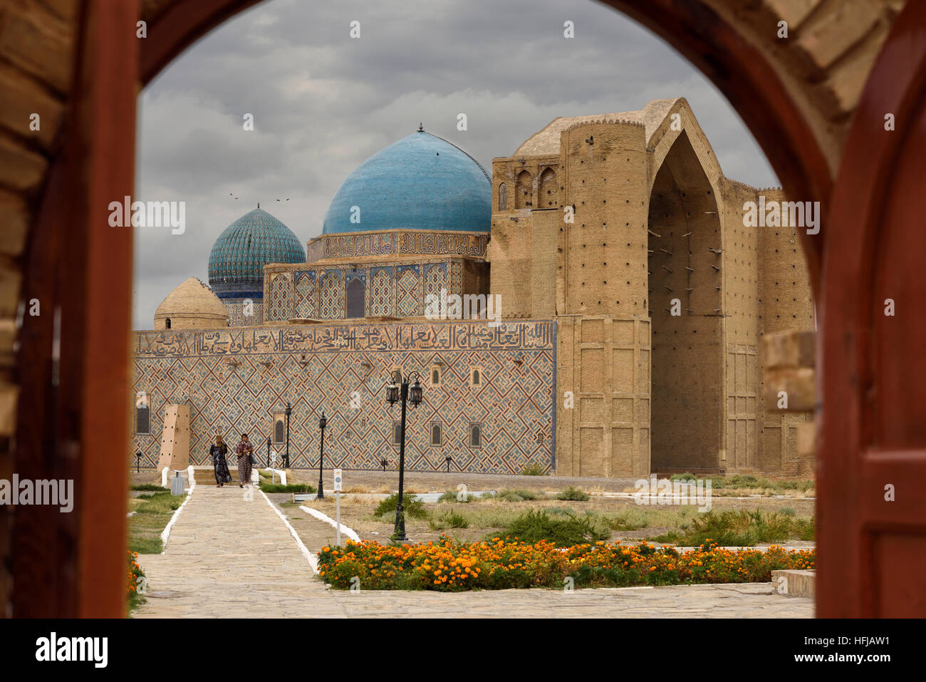 Khoja Ahmed Yasawi Mausoleo attraverso le porte del museo architettonico Turkestan Kazakistan Foto Stock
