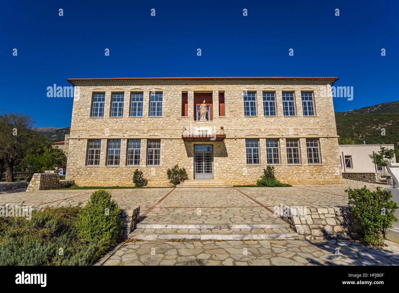 La storica elementare scuola locale di Karytaina - Tradizionale edificio architettonico nel villaggio di Karytaina. Arcadia, Peloponneso, Grecia Foto Stock