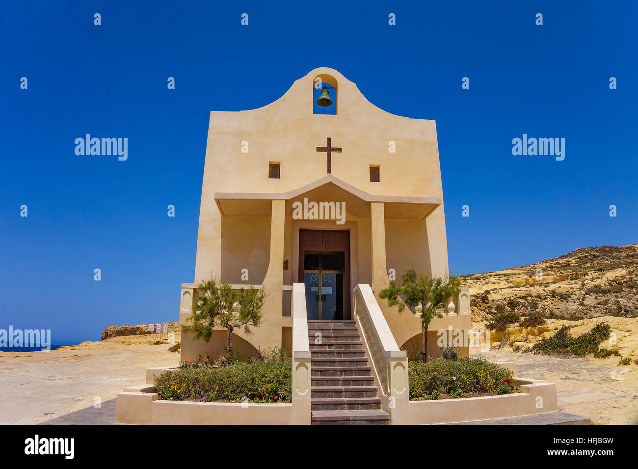 La chiesa vicino le scogliere Azure Window sulla isola di Malta Gozo. Foto Stock